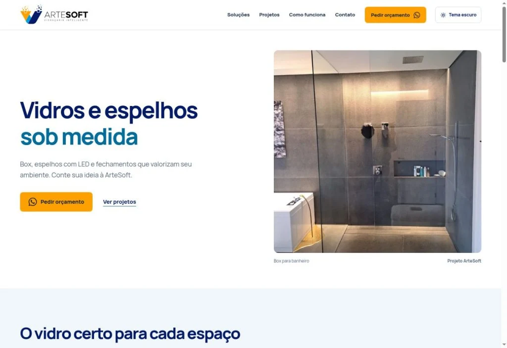A primeira dobra apresenta vidros e espelhos sob medida, destaca um projeto de box para banheiro e oferece o pedido de orçamento.