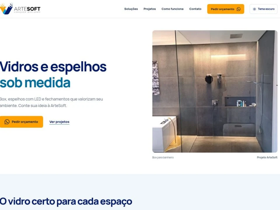 A primeira dobra apresenta vidros e espelhos sob medida, destaca um projeto de box para banheiro e oferece o pedido de orçamento.
